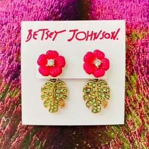 🌸 NWT Betsey Johnson 2 in 1 Earrings - wear the flower alone or with leaf 🌸